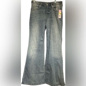 WILD FABLE WOMAN MID RISE CURVY FLARE HIGH STRETCH LIGHT WASH SIZE 8/32 NWT